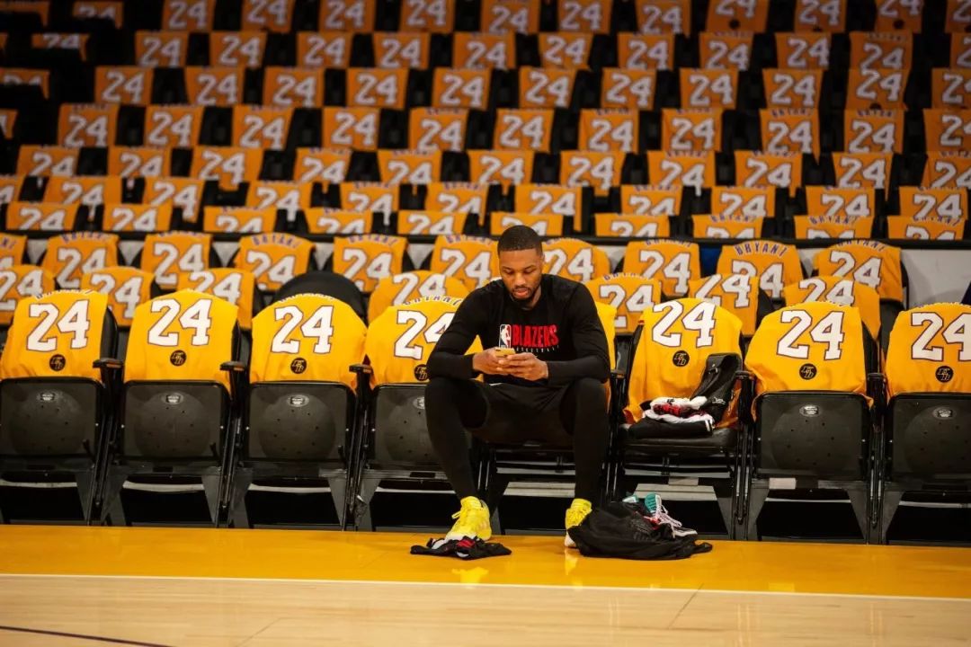 一个倒脚角 一个倒脚角